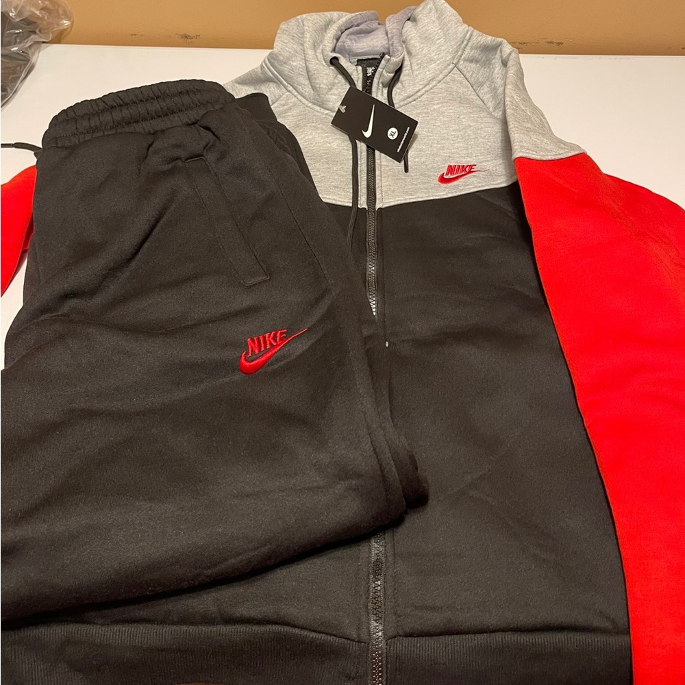 Men’s Nike Tracksuit. New With Tags. Size X Large
